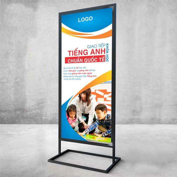 Làm standee khung sắt bên cạnh trời
