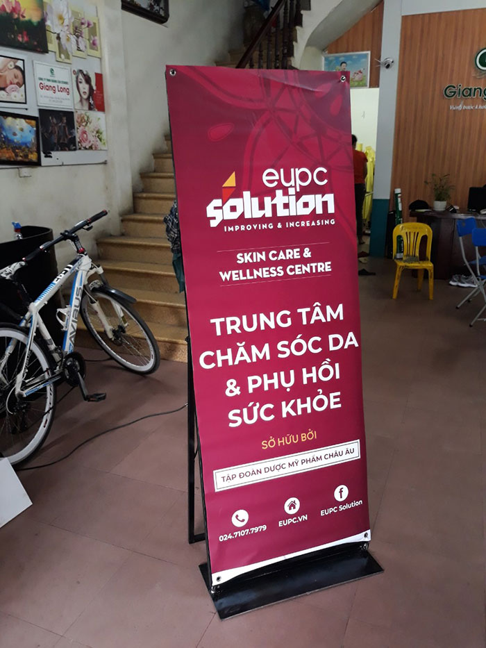 Standee form sắt ngoại trừ trời giá rẻ điểm nổi bật cho doanh nghiệp